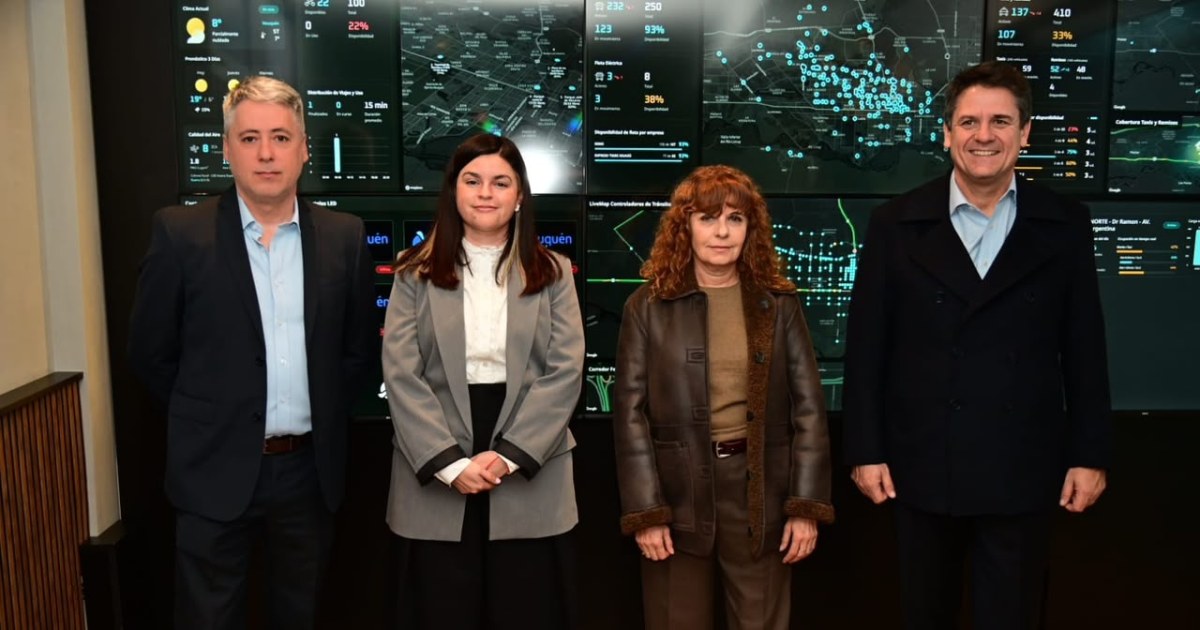 Pantallas del Centro de Información Urbana con el mapa del tránsito y los semáforos de Neuquén en vivo