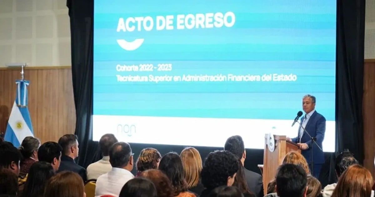Disertantes frente a funcionarios provinciales en el curso inaugural sobre planificación estratégica y Regionalización
