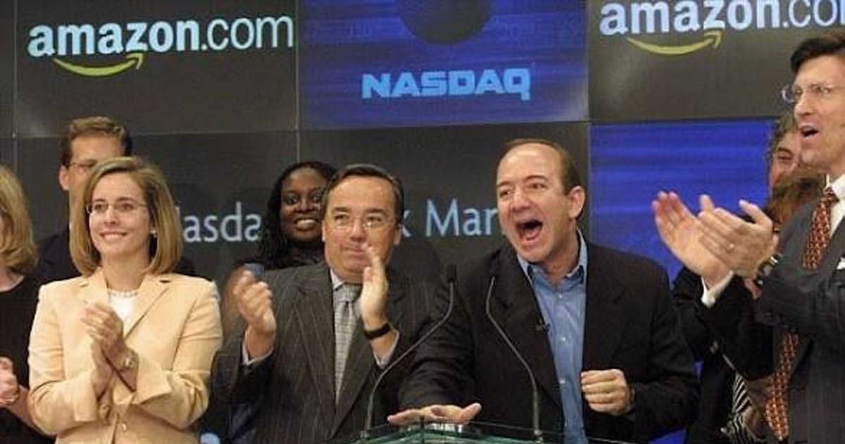 Centro de datos de Amazon Web Services que ilustra las inversiones en inteligencia artificial