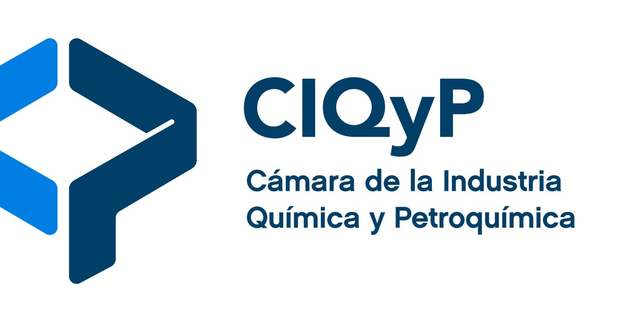 Torres, tanques y cañerías de un polo petroquímico que procesa gas natural en Argentina