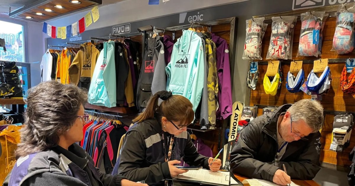 Personas realizan trámites en una oficina de empleo del Ministerio de Trabajo y Desarrollo Laboral de Neuquén