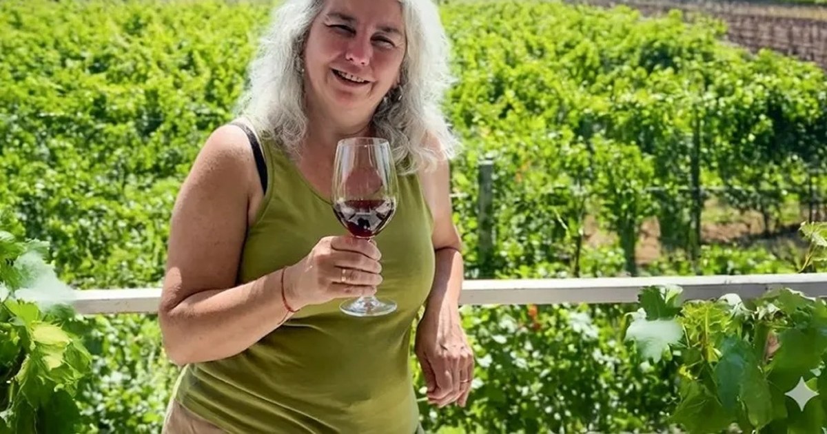 Copas de vino servidas durante una degustación en una bodega artesanal de Senillosa