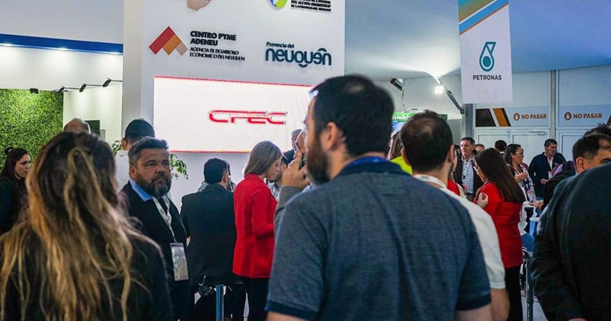 Empresarios y profesionales recorren stands de tecnología petrolera en la feria AOG Patagonia