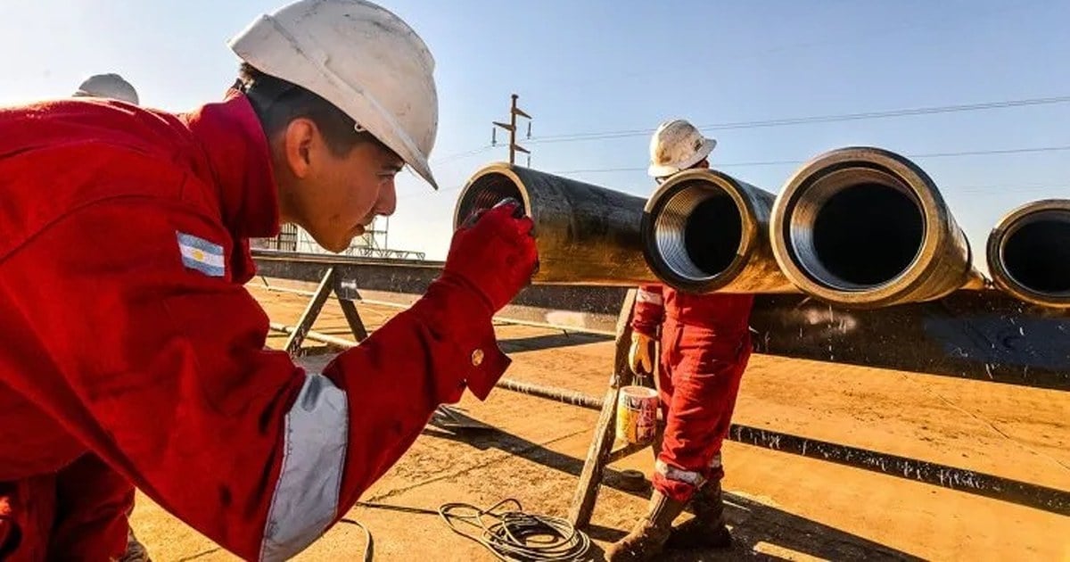 Camiones y trabajadores de empresas de servicios petroleros en Añelo, zona núcleo de Vaca Muerta