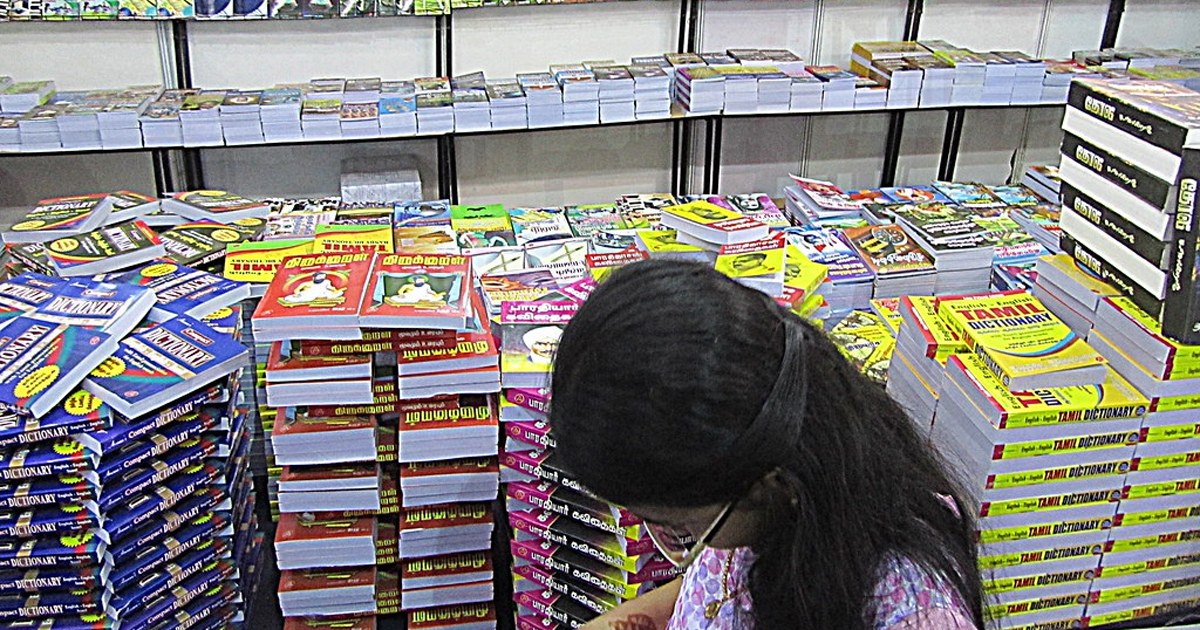 Público recorre stands de libros durante la Feria del Libro de Neuquén en el Parque Central