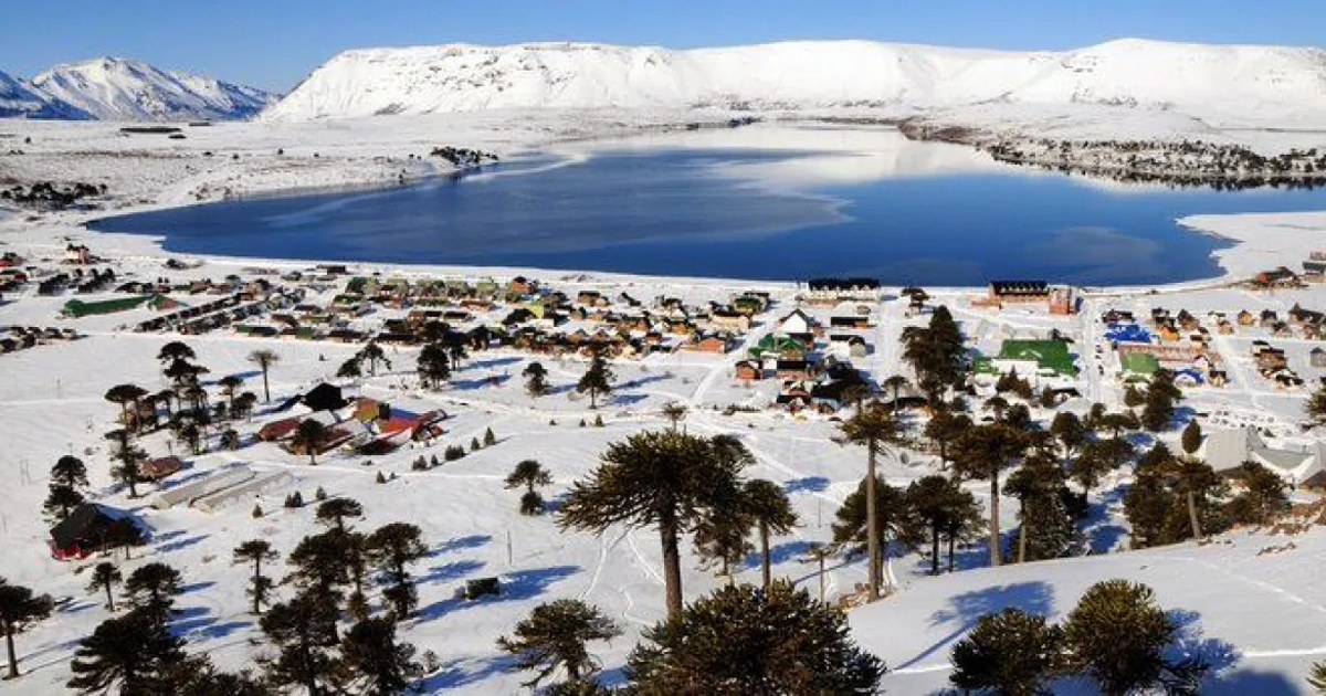 Visitantes participan de la fiesta de la nieve Pirrén sobre las laderas del cerro Batea Mahuida, en Villa Pehuenia