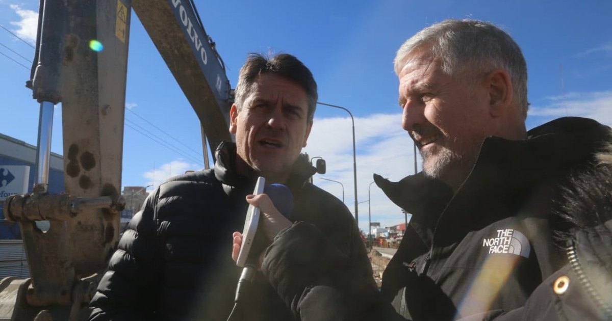 Columnas de alumbrado led recién colocadas junto al pavimento nuevo de la Gran Avenida