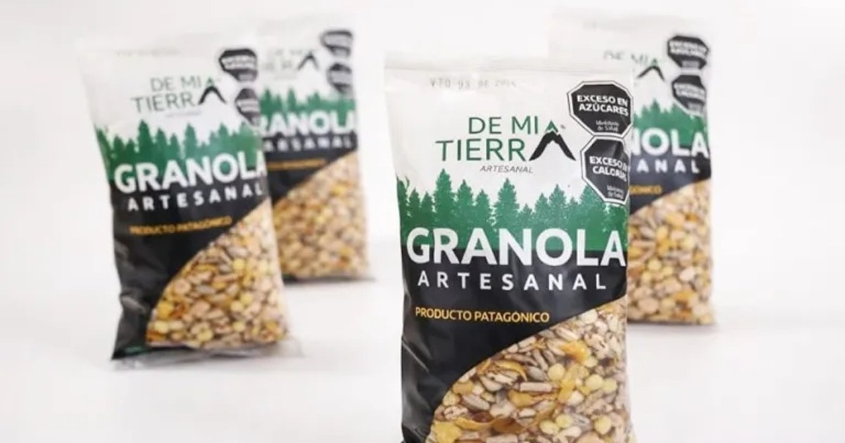 Paquetes de granola artesanal de De mi tierra artesanal con su nuevo packaging, elaborados en Senillosa