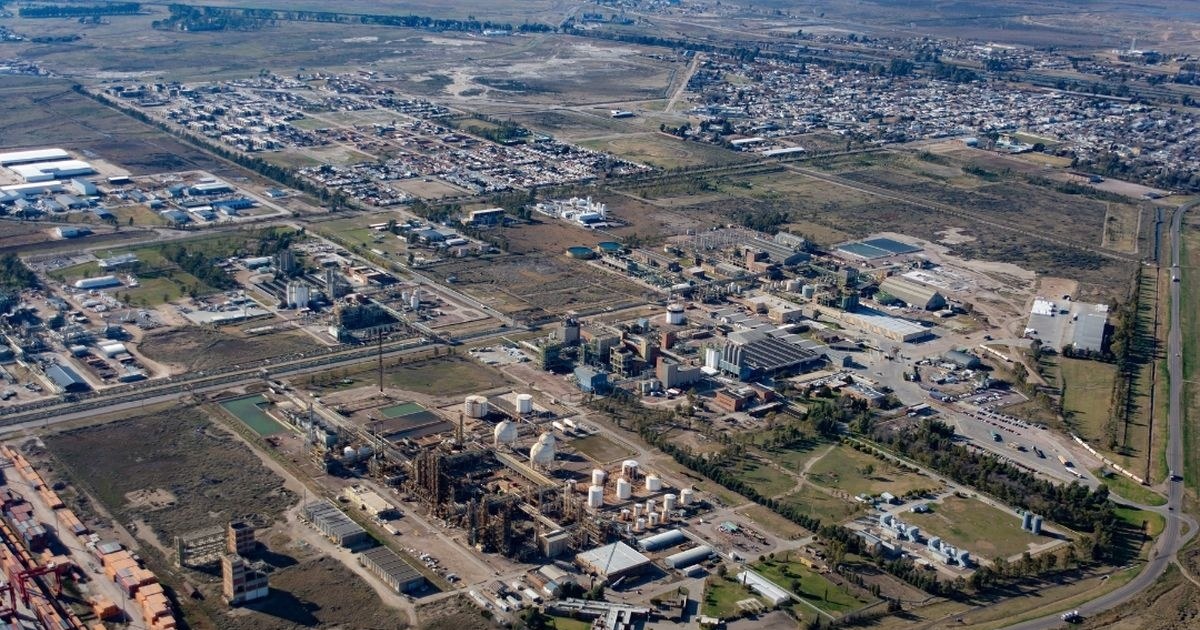 Planta del polo petroquímico con torres, ductos y tanques donde se industrializa gas natural