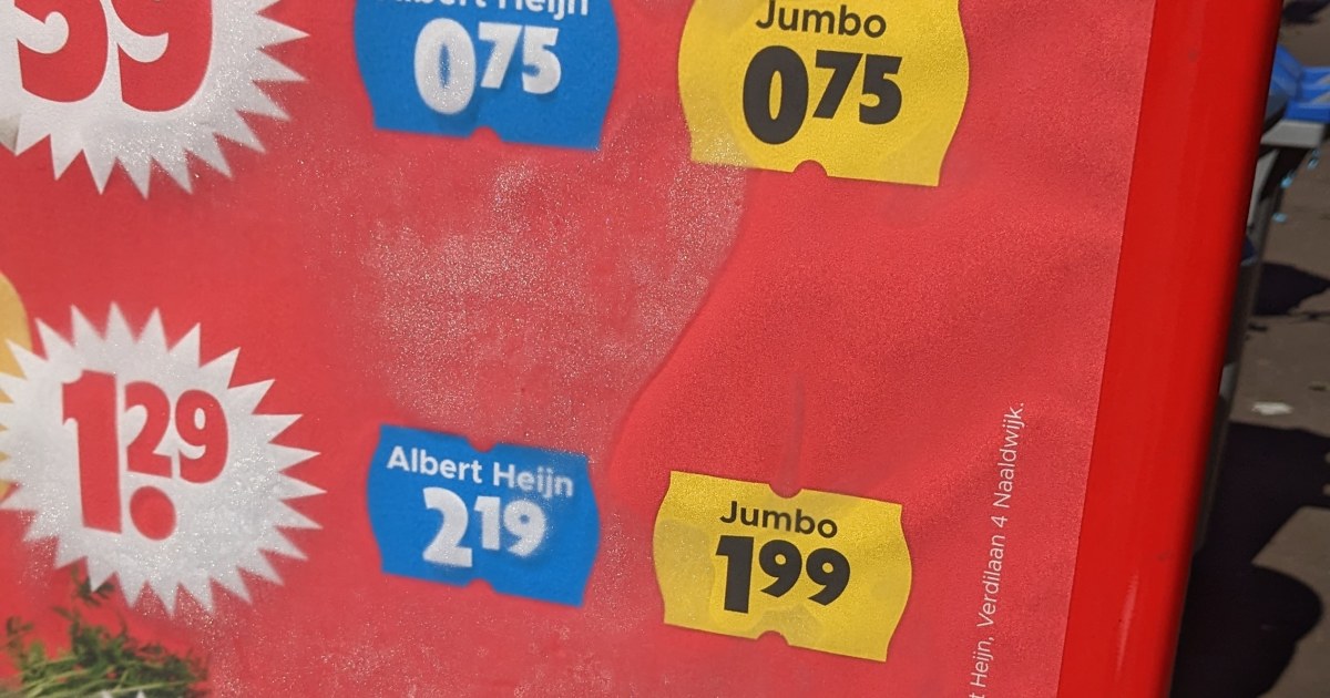 Mesas de un restaurante en Neuquén, del rubro que lideró las subas de precios en julio