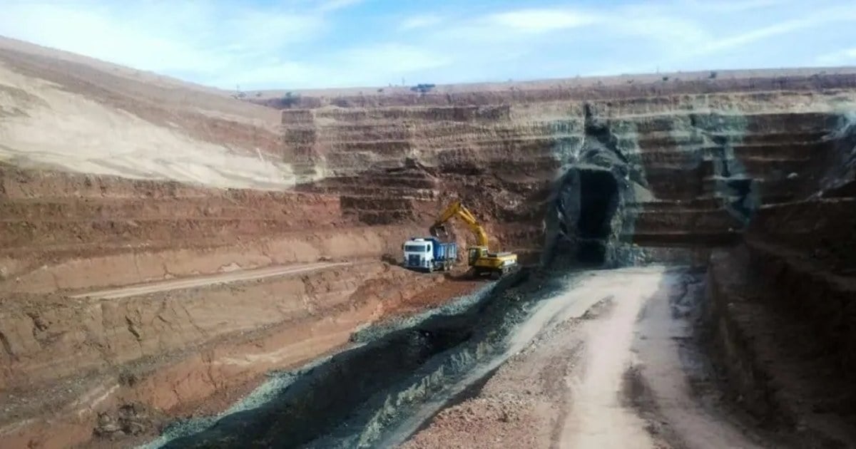 Camino de acceso por la Ruta Provincial 7 hacia el paraje Aguada San Roque, en el departamento Añelo
