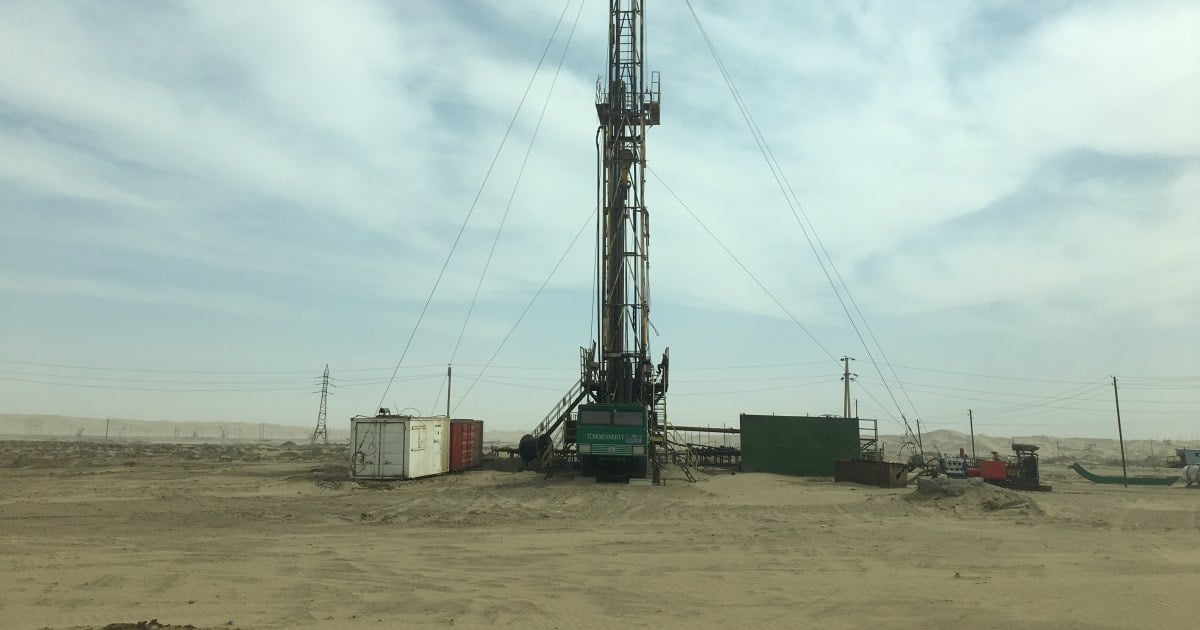 Torre de perforación petrolera en un yacimiento no convencional de la cuenca neuquina