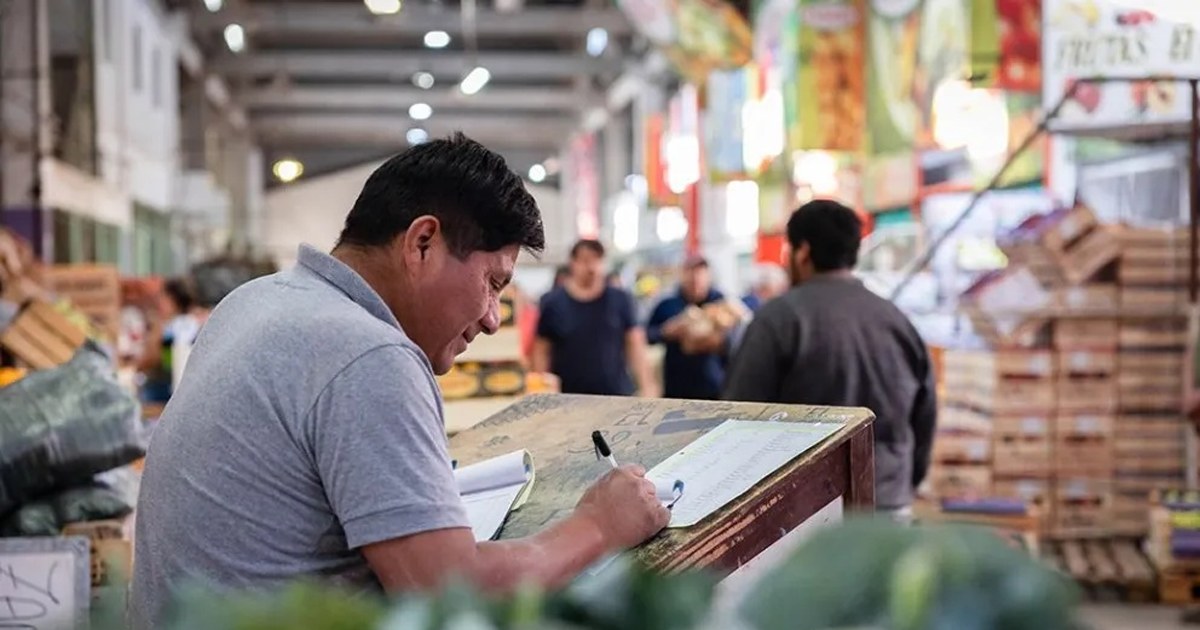 Clientes eligen frutas y verduras frescas en los puestos del Mercado Concentrador de Neuquén