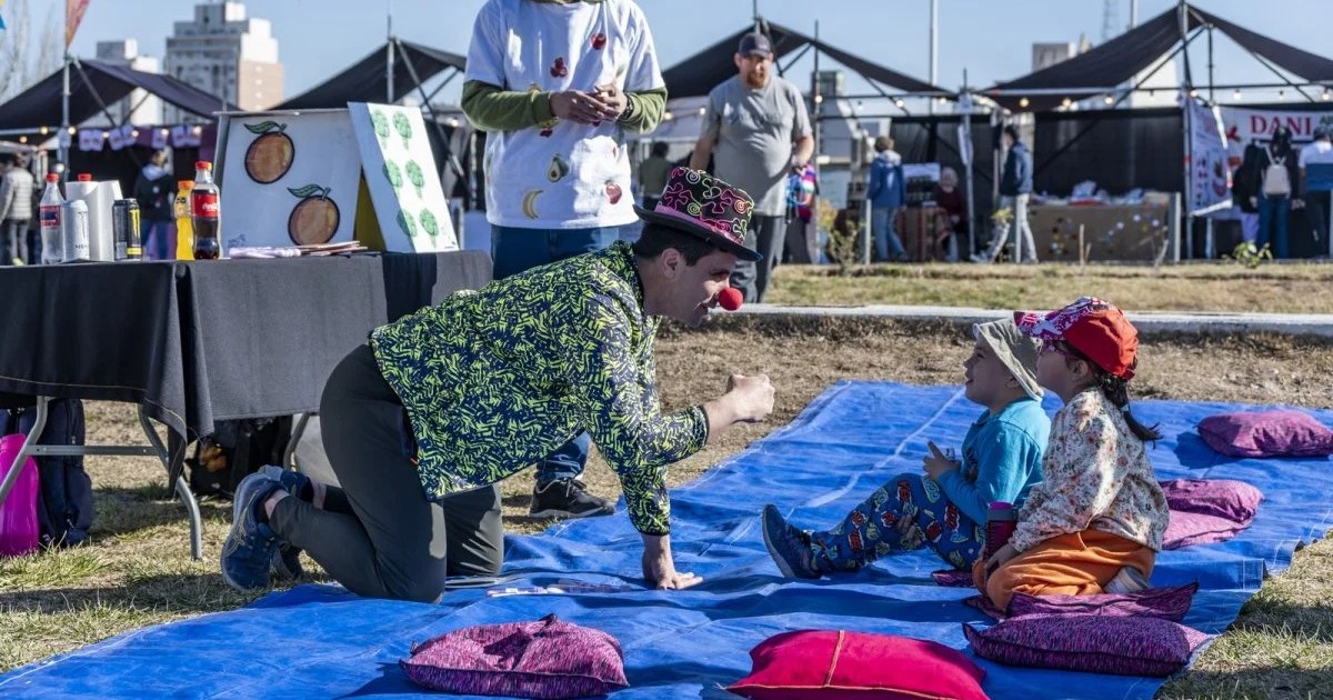 Puestos de emprendedores y público recorriendo la feria en el Parque Jaime de Nevares de Neuquén