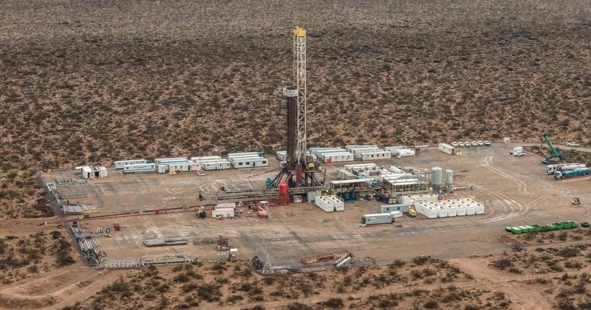 Galpones y camiones de pymes de servicios petroleros en un parque industrial de Neuquén