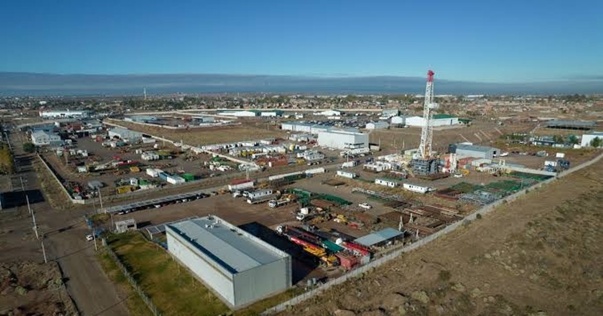 Maquinaria y obras de infraestructura en el predio del Parque Industrial Capital, sobre la Ruta 67