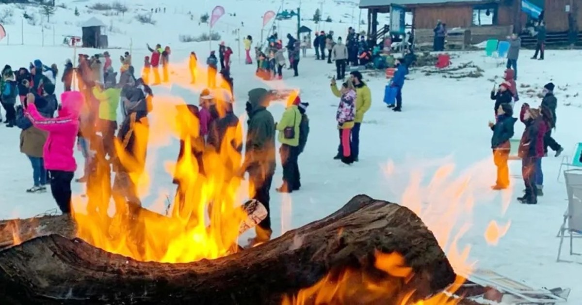 Familias y chicos juegan con trineos en la nieve del parque Batea Mahuida durante el Pirrén
