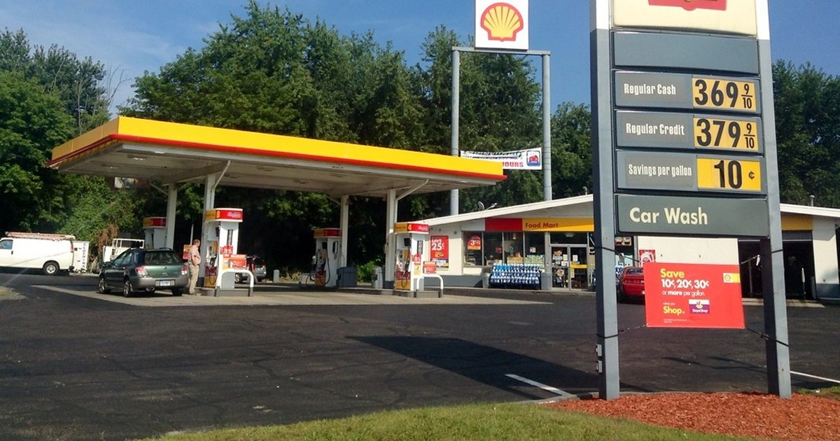 Playero carga nafta en el tanque de un auto en una estación de servicio de la región
