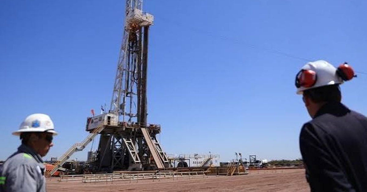 Supervisor y operarios conversan durante un cambio de turno en una empresa de la región