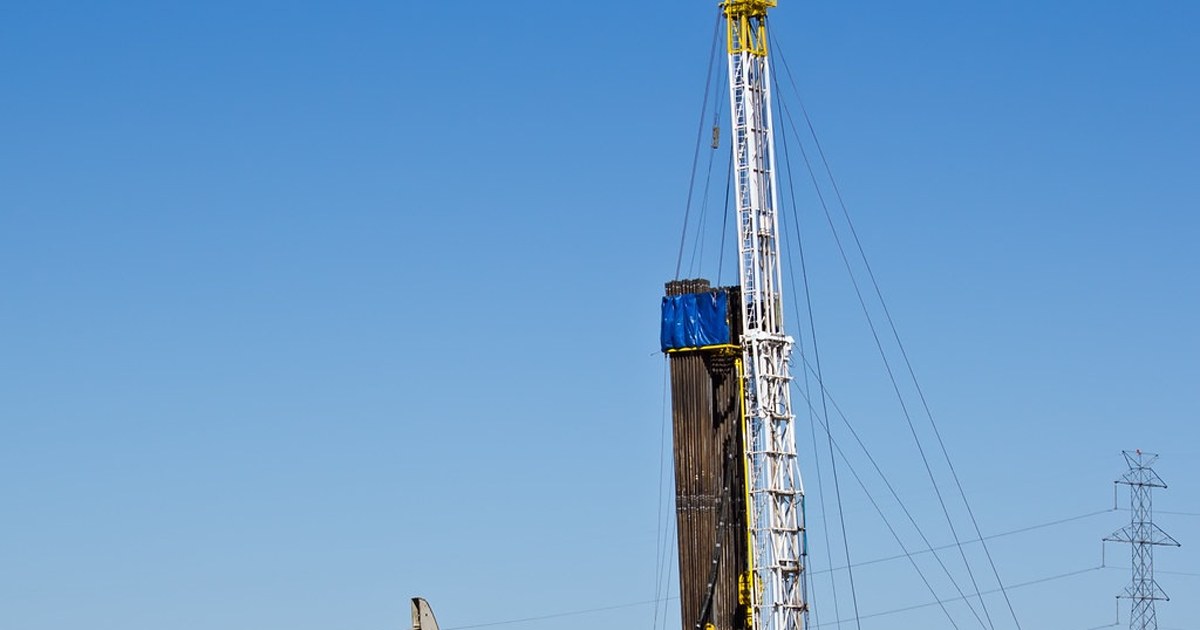 Equipo de trabajo sobre un pozo de gas convencional en un área madura de la cuenca