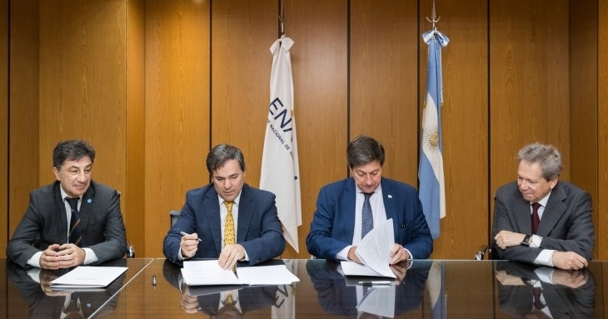 Usuarios realizan trámites y reclamos por servicios de internet y telefonía en una oficina de atención al público