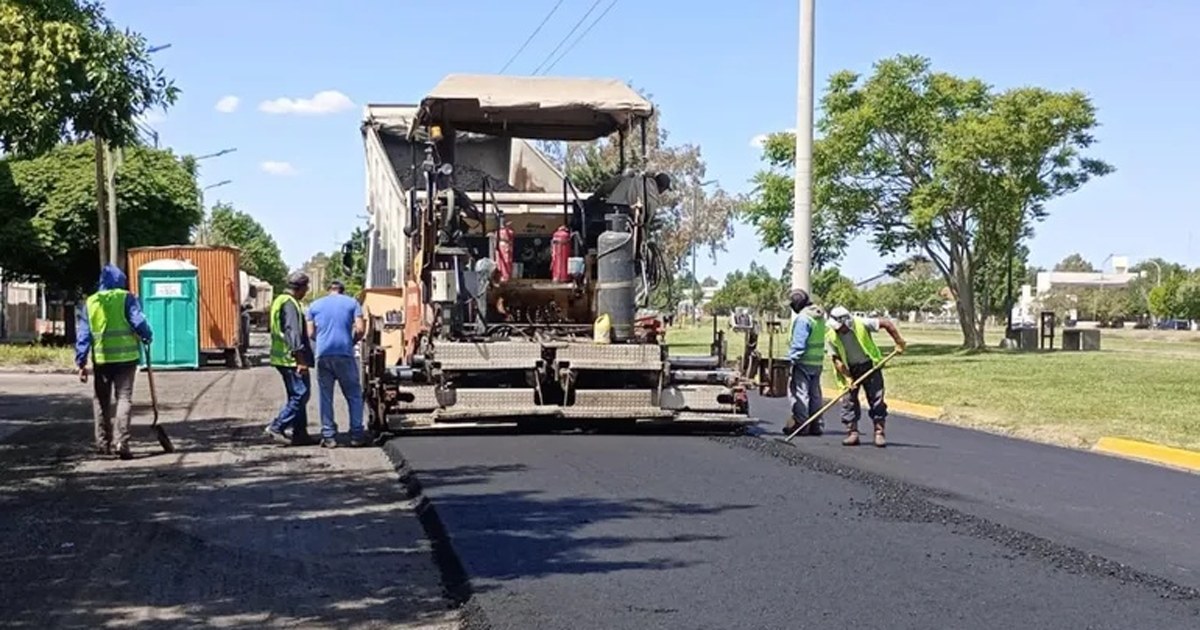 Maquinaria vial trabaja sobre el asfalto durante una repavimentación en Neuquén capital
