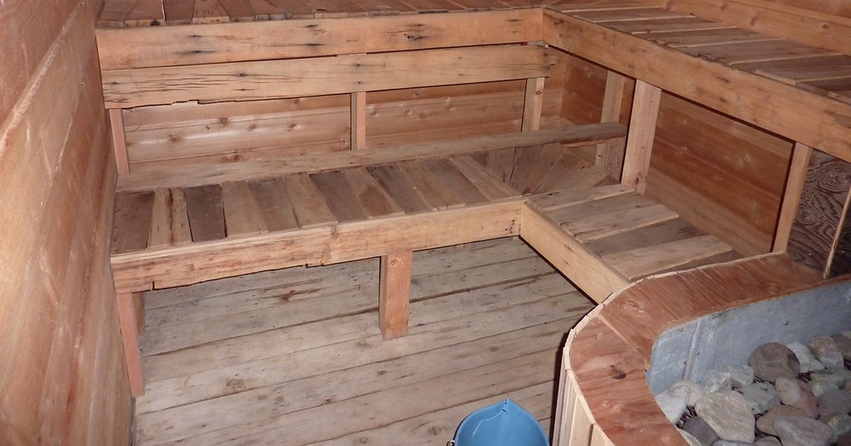 Cabina de sauna seco de madera con forma de prisma, fabricada por Somos Sauna en Plottier
