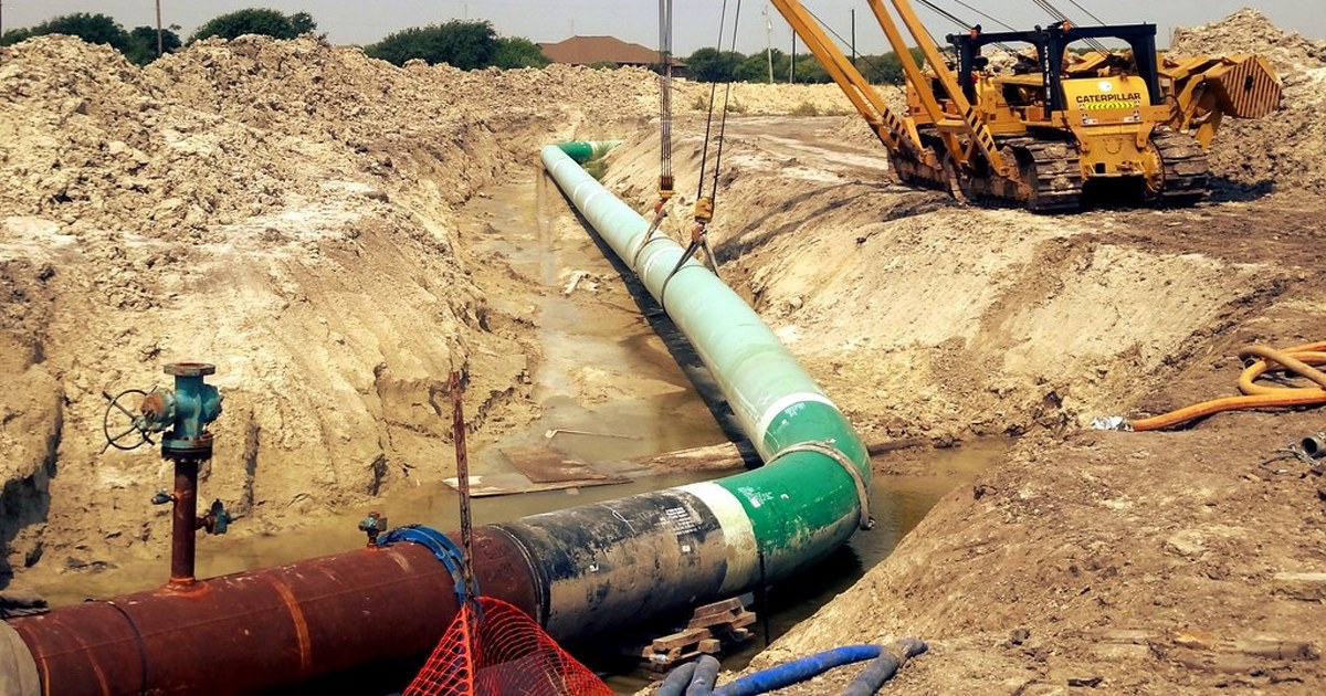 Maquinaria pesada trabaja en el tendido de un gasoducto en la estepa neuquina