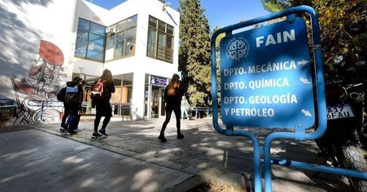 Fachada de la Facultad de Informática de la UNCo, donde se disputa el torneo de programación escolar