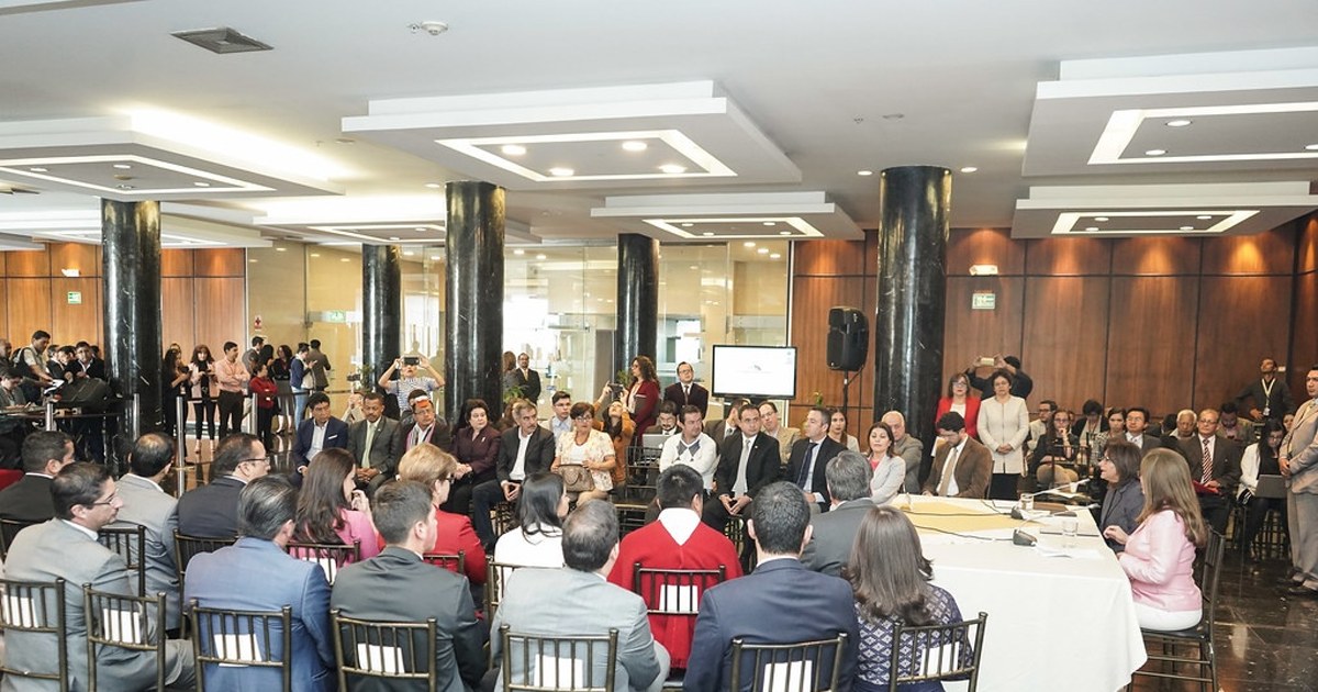 Cliente recibe el ticket de una compra en un comercio; el comprobante solo discrimina impuestos nacionales