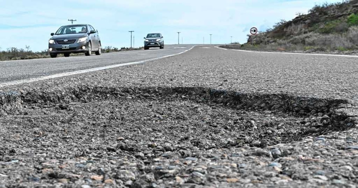 Vehículos circulan por la ruta nacional 22 en el Alto Valle, corredor que pasa a gestión de Río Negro