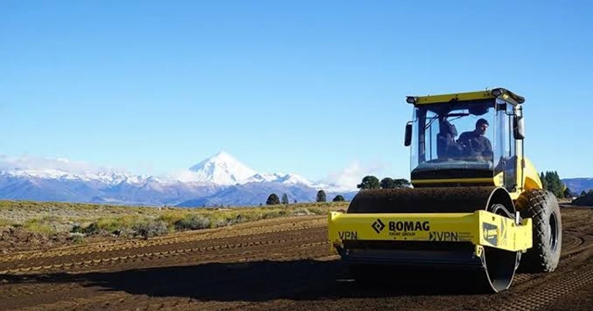 Caños de alcantarilla instalados bajo la calzada de una ruta del interior de Neuquén