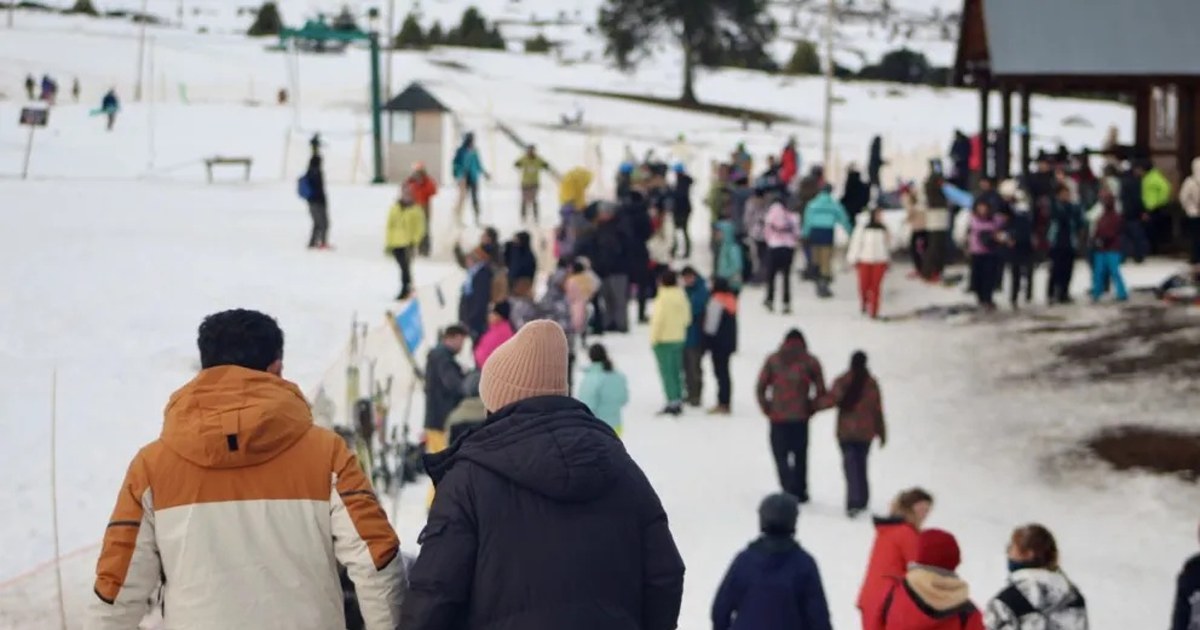 Visitantes disfrutan de la nieve en el parque Batea Mahuida, cerca de Villa Pehuenia