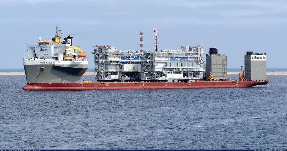 Buque semisumergible fondeado en el mar con embarcaciones especializadas a bordo, frente a Bahía Blanca
