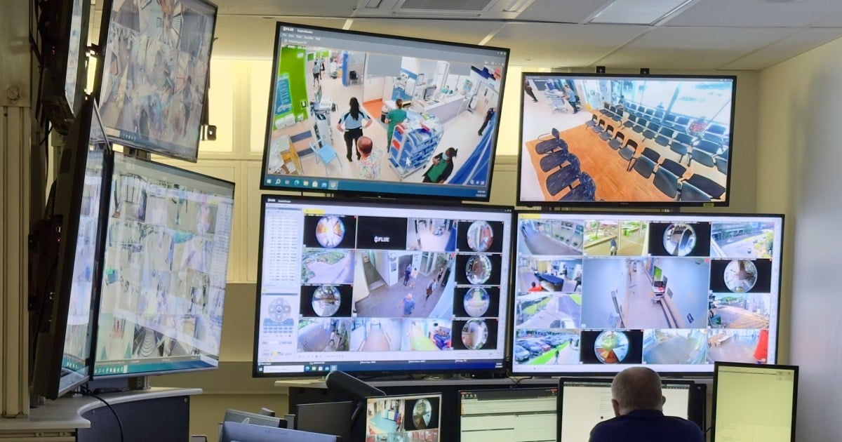 Operadores siguen imágenes de cámaras y drones en pantallas del centro de monitoreo RTIC Security