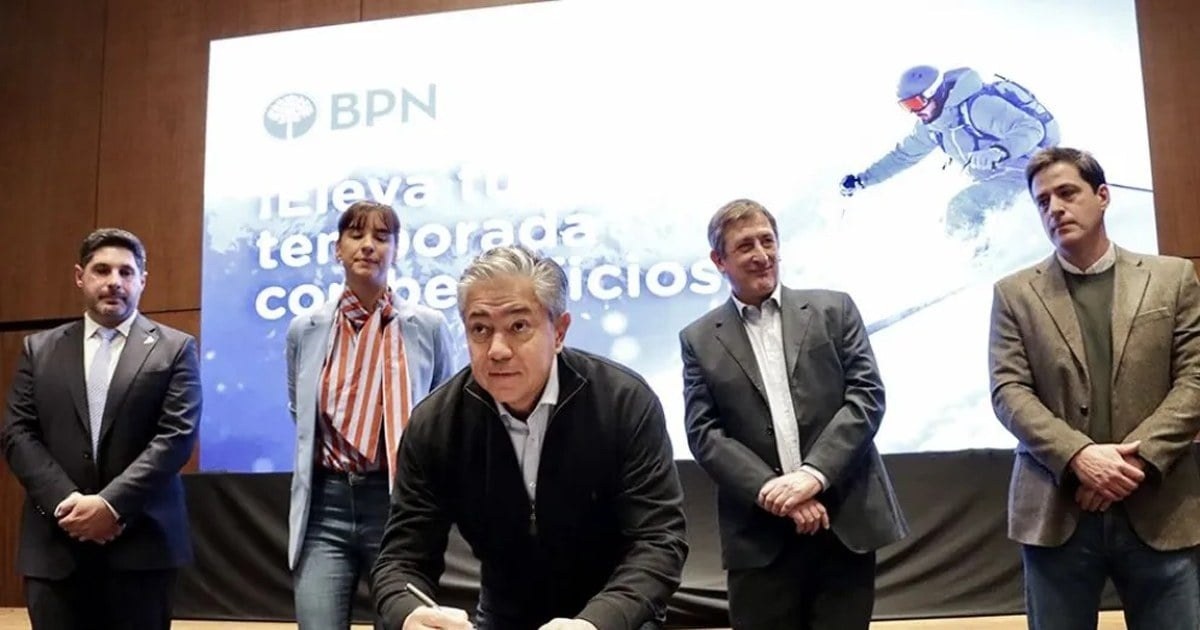 Vidrieras y locales comerciales abiertos en una calle céntrica de Neuquén capital