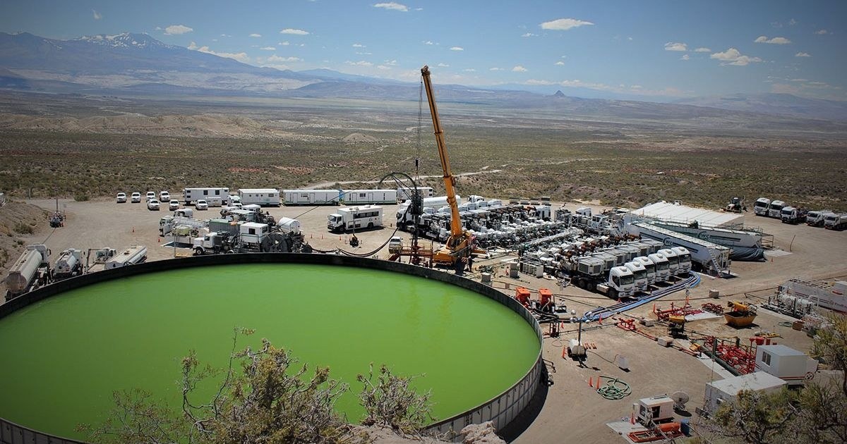Tanques y cañerías de una planta de tratamiento de agua de flowback en un yacimiento de Neuquén