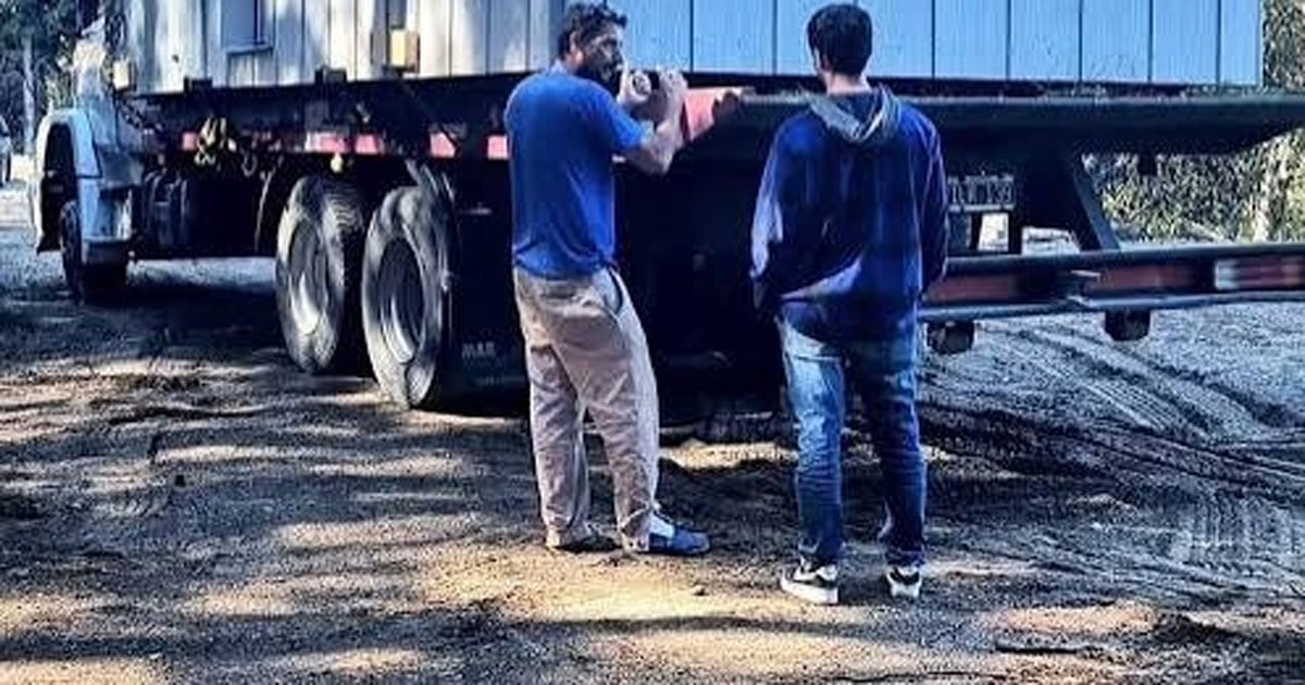 Operarios arman paneles SIP y estructura de madera en la planta de casas modulares de Attila en Neuquén