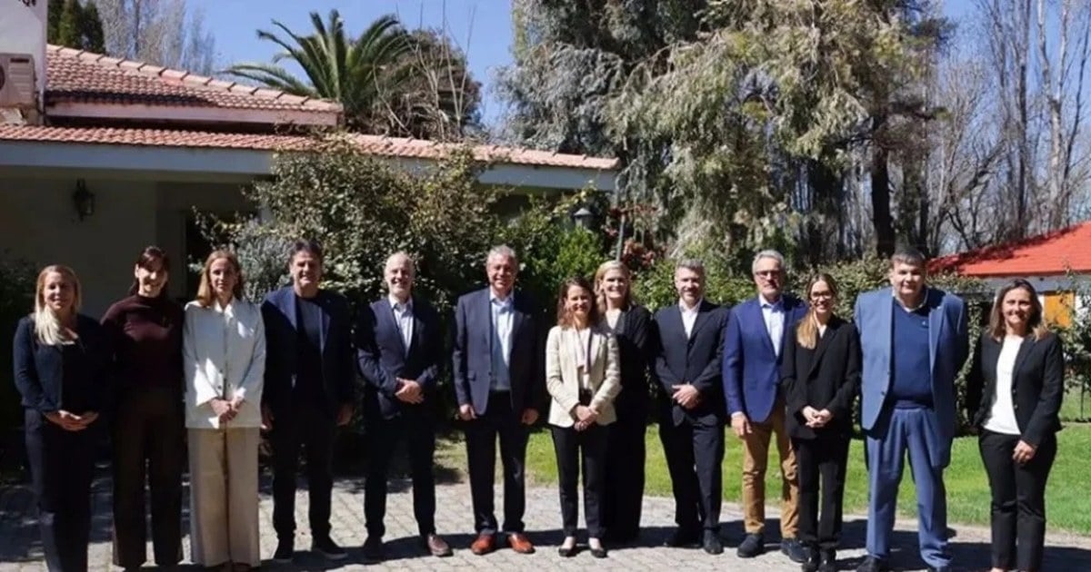 Funcionarios del gabinete neuquino y directivos del Banco Mundial y la IFC sentados a la mesa en Casa de Gobierno