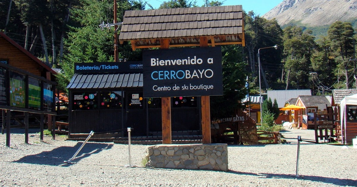 Esquiadores bajan por las pistas nevadas de Cerro Bayo en Villa La Angostura