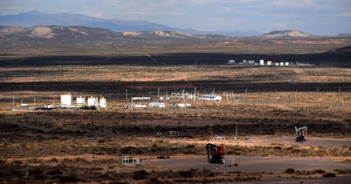 Camiones de arena de fractura circulan por una ruta del norte de Neuquén rumbo al yacimiento El Trapial