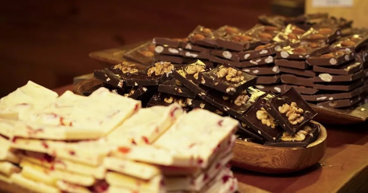 Vidriera con chocolates artesanales de Mushinka, una de las chocolaterías de Neuquén con sello provincial