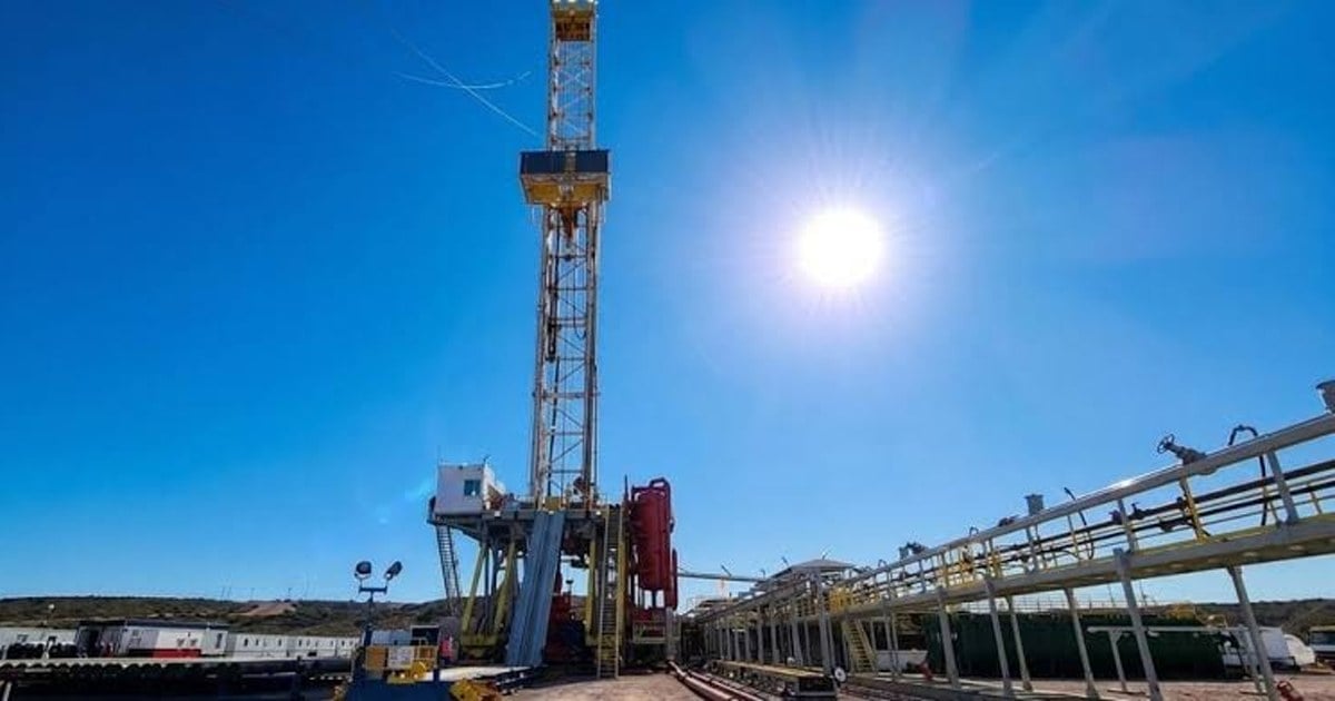 Trabajadores y equipos de una empresa de servicios petroleros en Vaca Muerta