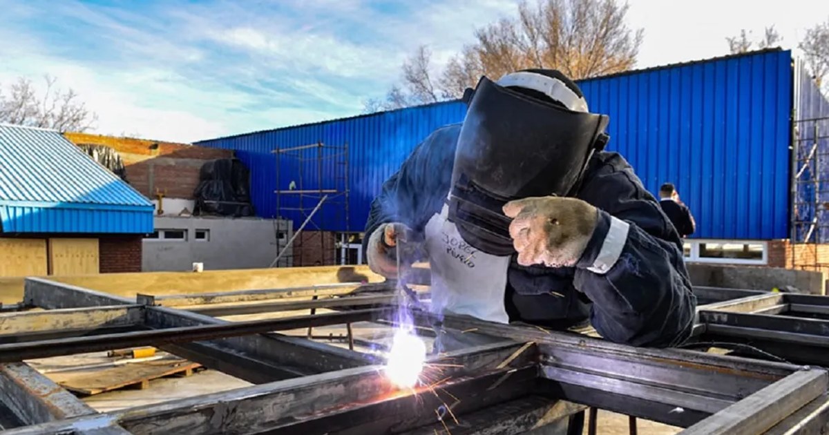 Soldador de una pyme metalúrgica neuquina trabajando en estructuras para la industria hidrocarburífera