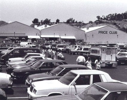 Estacionamiento lleno frente a un local de Price Club en San Diego, el club mayorista de Sol Price que antecedió a Costco