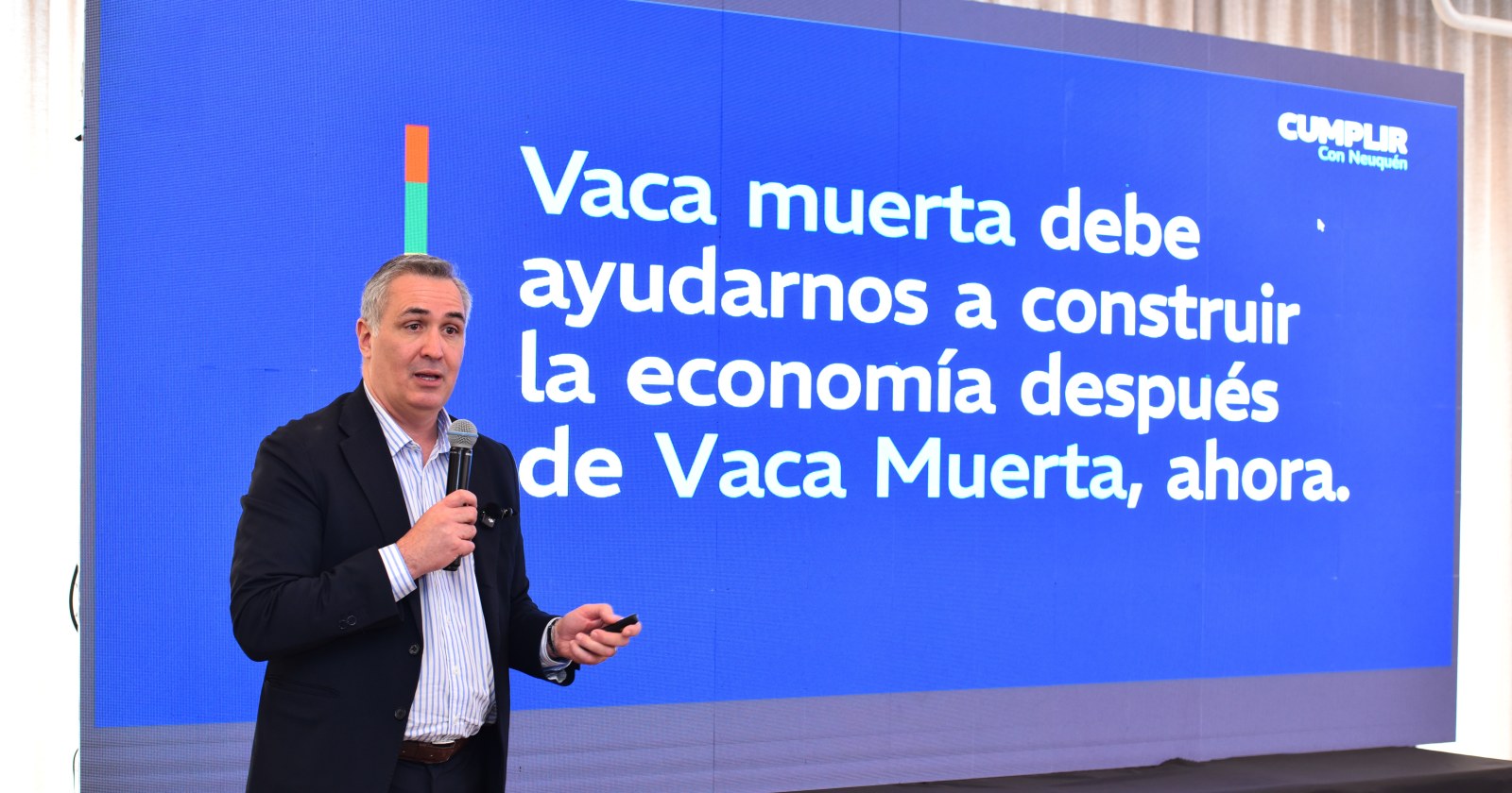 Francisco Sánchez habla ante el público durante el acto de Cumplir en el Hotel Grand Brizo Comahue