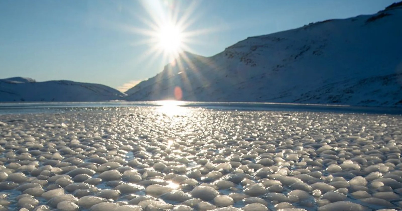 Detalle de las bolas de hielo formadas por el viento y el frío en la Laguna Melliza Superior de Copahue