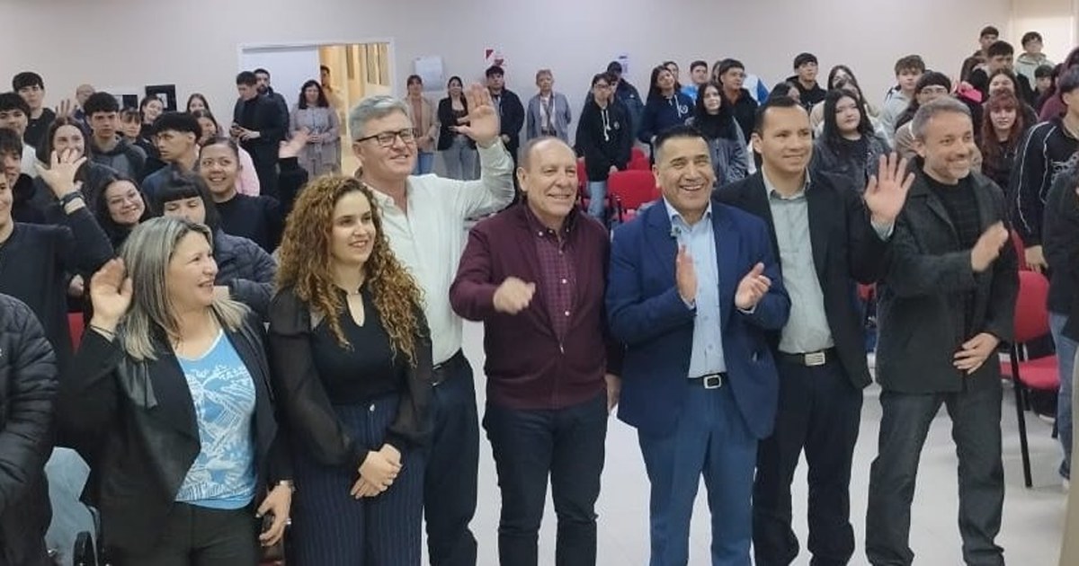Jóvenes de Plaza Huincul y Cutral Co en una competencia deportiva estudiantil