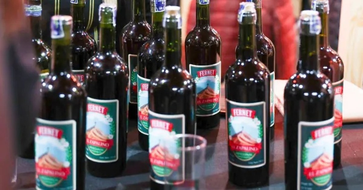Puestos de productores de alimentos y bebidas neuquinos en la feria Tienda de Sabores