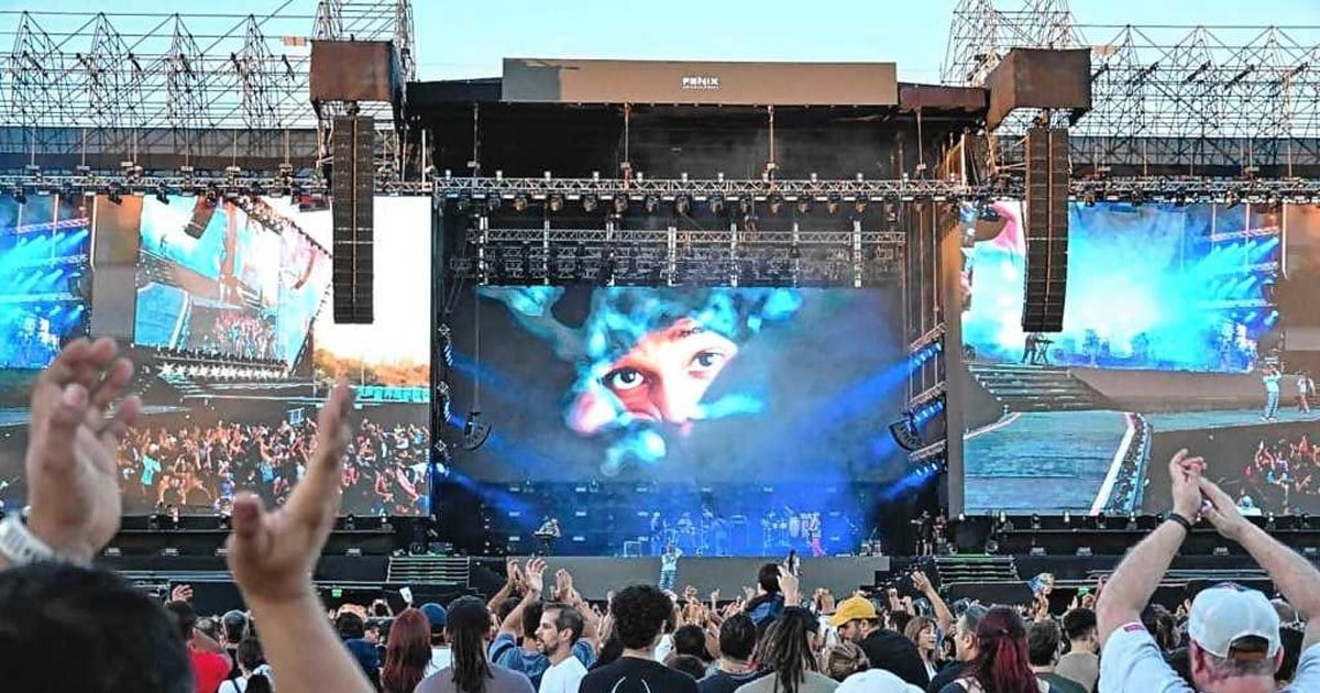 Miles de personas frente al escenario durante una noche de la Fiesta de la Confluencia en Neuquén